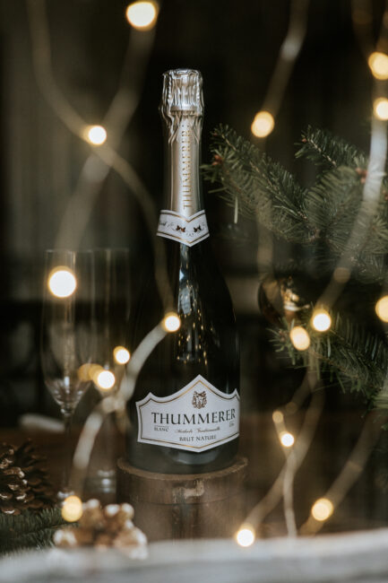 Egy palack Blanc Brut Nature 2017 pezsgő vitrinben kiállítva.
