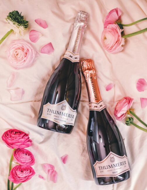 Blanc Brut Nature 2017 és Rosé Brut Nature 2017 pezsgők egymás mellé fektetve.