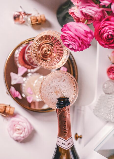 Eppen pezsgős pohárba töltenek Rosé Brut Nature 2017 pezsgőt.
