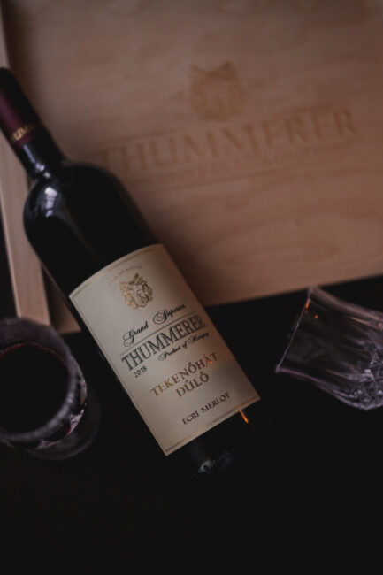 Egy palack Tekenőháti Merlot Grand Superior 2021 lefektetve