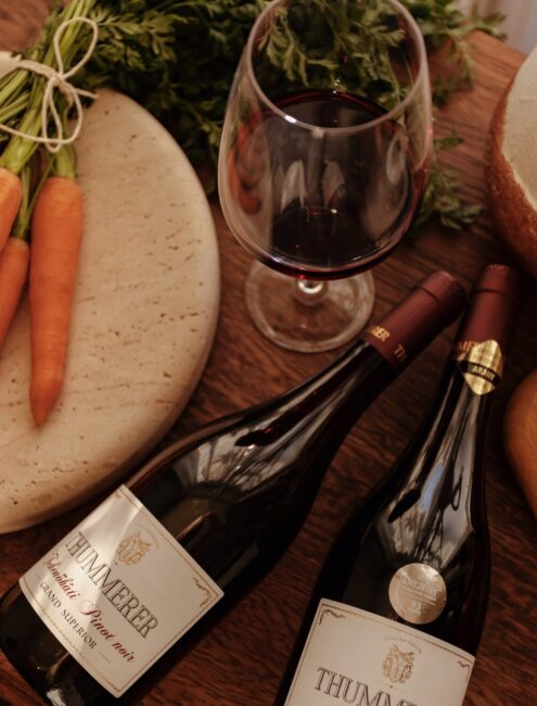 Két palack Tekenőháti Pinot Noir Grand Superior 2016 bor kifektetve a húsvéti asztalra.